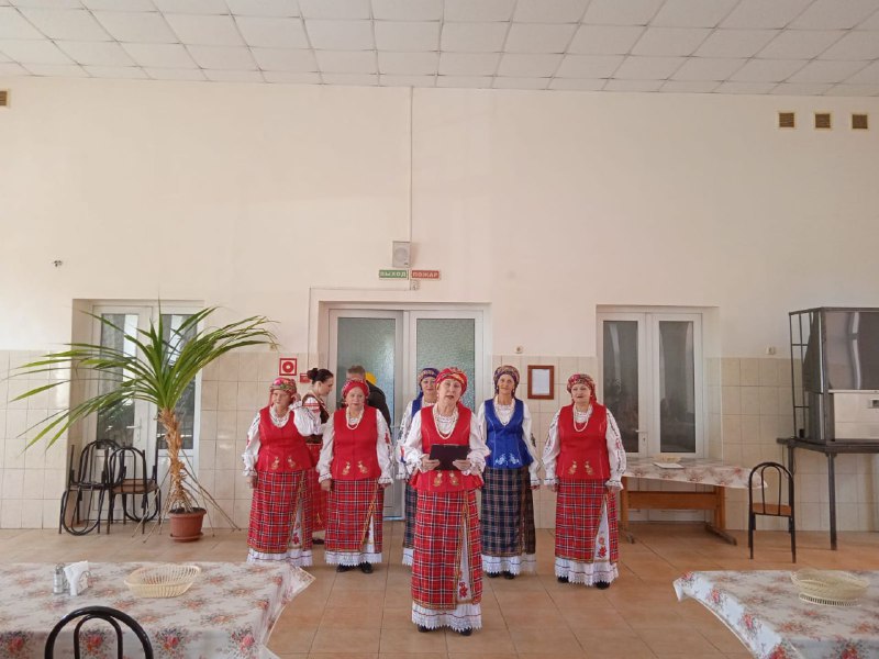 «А в сердце молодость поет»