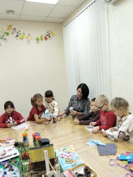 30 сентября в филиале МБУК "СДК ст. Ханская" клуб п. Родниковый, руководитель кружка ДПИ "Фантазия" Чеучева Татьяна Эдуардовна провела мастер-класс    по изготовлению куклы-оберега для участников клубного формирования. 
       Мастер-класс "Народная кукла" - это интерактивное занятие, на котором участники не только узнали об истории таких кукол, но и сами изготовили традиционный оберег своими руками.
